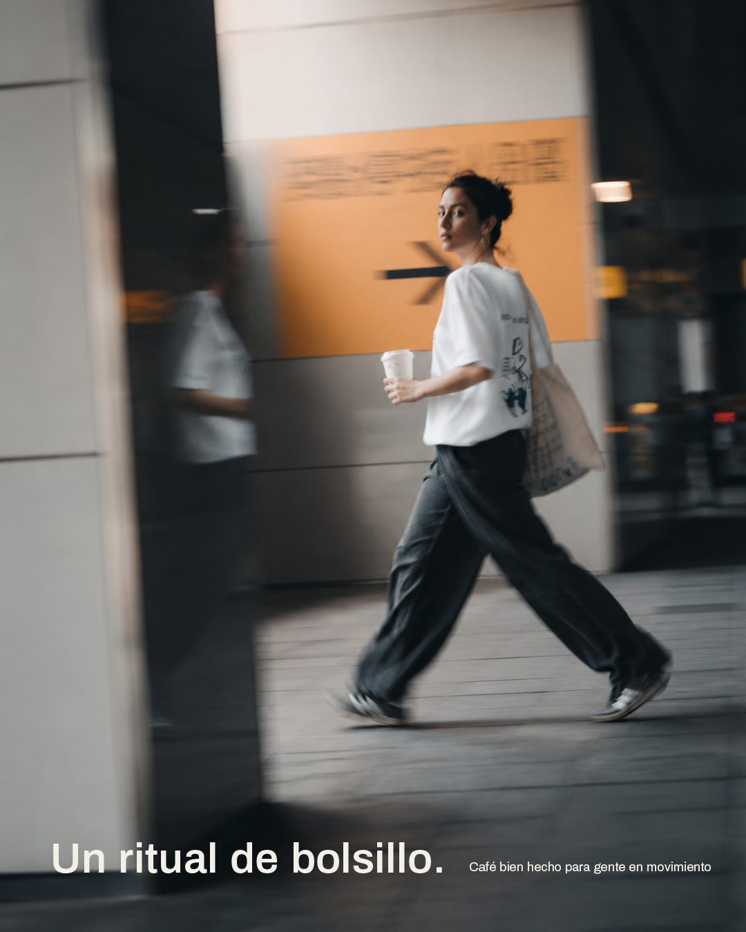 Persona caminando por la ciudad con un café Filtrado en la mano