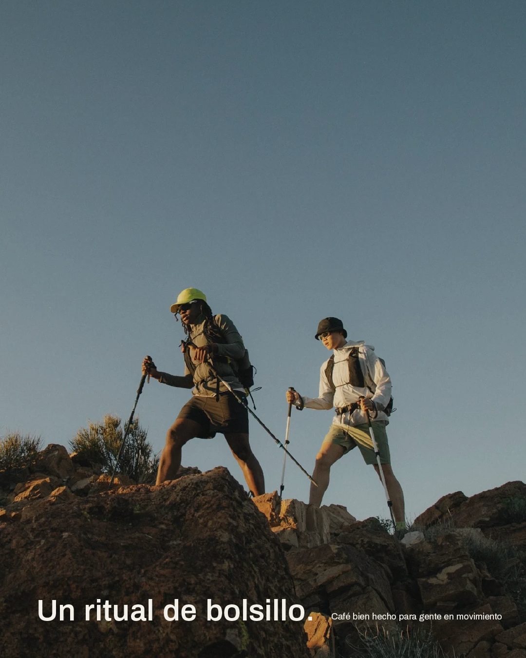 Dos personas haciendo trekking en la montaña al amanecer